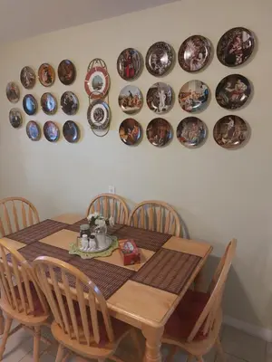 a dining room table with plates on the wall at Appartement Cartier in Longueuil