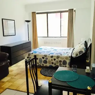 Stylish Montreal Apartment: Comfortable Stay in the Golden Square Mile