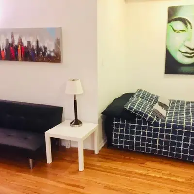 Stylish Montreal Apartment: Comfortable Stay in the Golden Square Mile