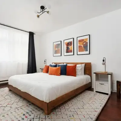 Luxury Old Montreal Parking with Yard Patio 10 Guests