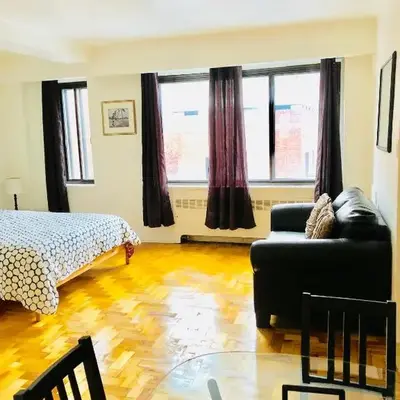 Stylish Montreal Apartment: Comfortable Stay in the Golden Square Mile