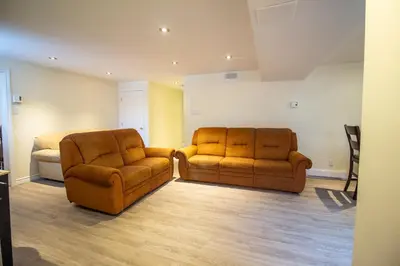 two chairs and a couch in a living room at L'Oasis Urbaine in Saint-Hubert