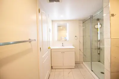 a bathroom with a sink and a shower at L'Oasis Urbaine in Saint-Hubert