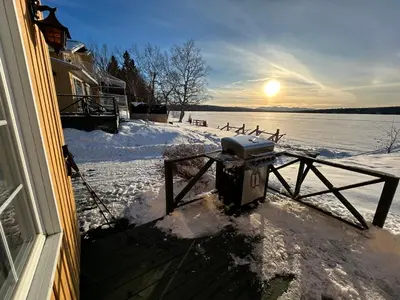 a grill sitting on a table in the snow at Auberge et Chalets sur le Lac in Lac-Mégantic
