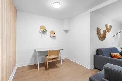 a living room with a table and a couch at Hotel Laurence in Montréal