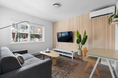 a living room with a couch and a table at Hotel Laurence in Montréal
