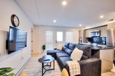 a living room with a couch and a kitchen at Le Montreal Adventure! Restful Nights Full Kitchen & Fast Wifi in Montréal