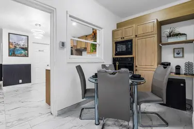a kitchen with a table and chairs in a room at 2 BDR -10 min de la Ronde et Parc Jean Drapeau South Shore Montreal in Longueuil
