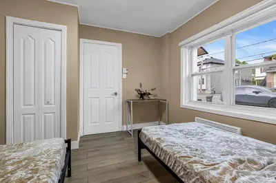 a bedroom with two beds and a window at 2 BDR -10 min de la Ronde et Parc Jean Drapeau South Shore Montreal in Longueuil
