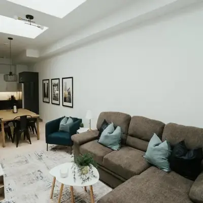 Welcoming and Light Filled 2bdr Apartment