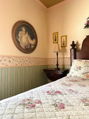 a bedroom with a bed and a painting on the wall at Ô Café Crème in Magog-Orford
