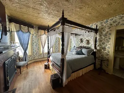 a bedroom with a canopy bed in a room at Ô Café Crème in Magog-Orford