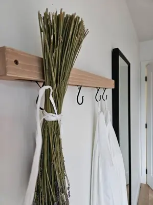 a vase filled with greens on top of a wall at Chalet Le Hygge Hytte - Ski - Golf - Spa in Thetford Mines