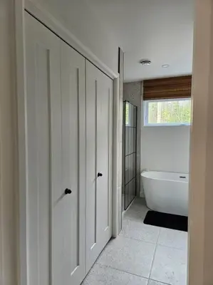 a bathroom with a bath tub and a bath tub at Chalet Le Hygge Hytte - Ski - Golf - Spa in Thetford Mines