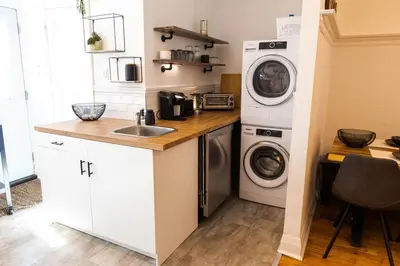 a kitchen with a washing machine and a washer and dryer at Appartement au coeur de Villeray in Montréal
