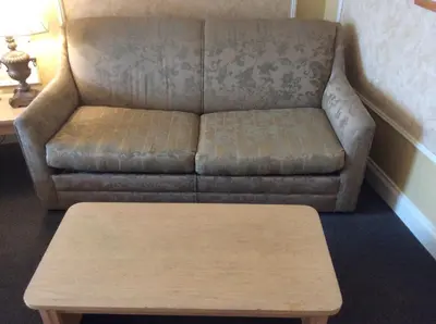 a couch and a coffee table in a living room at Hôtel Travelodge by Wyndham Victoriaville in Victoriaville