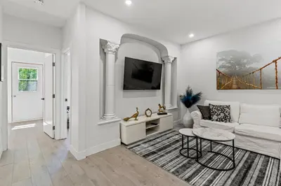 a living room with a couch and a table at Appartement haut de gamme NDG in Montréal