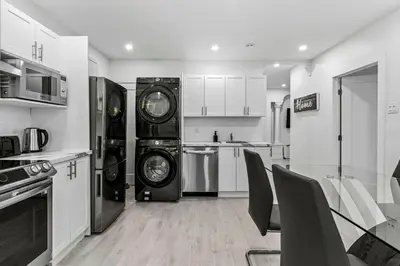 a kitchen with a washer and dryer in it at Appartement haut de gamme NDG in Montréal