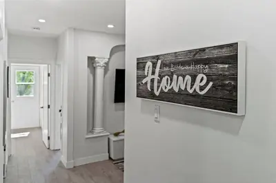 a hallway with a home sign on a wall at Appartement haut de gamme NDG in Montréal