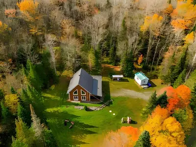 an aerial view of a house and a trailer at Spa Nature Estrie in Saint-Herménégilde