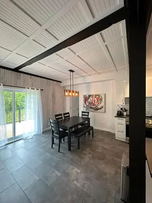 a dining room with a table and chairs at L'Escapade - magnifique appartement in Granby