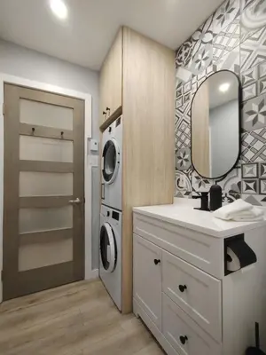 a bathroom with a sink and a washing machine at Chalet Aventure Orford in Orford