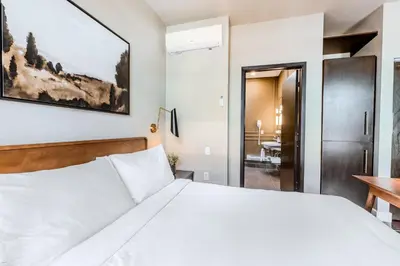 a bedroom with a bed and a desk at Self Check-In Boutique Hotel - Quartier latin - Room 302 in Montréal