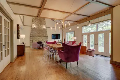 a dining room with a table and some chairs at View and access to Lake Orford - Spa - Australe in Austin