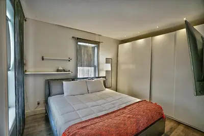 a bedroom with a bed with white sheets and a window at Downtown Sherby - Central, Parking, King Bed, Sleeps 3 in Sherbrooke