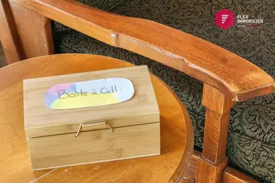 a wooden box sitting on top of a wooden chair at L'Ermite - Rustique Écoresponsable Dans la nature in Notre-Dame-Des-Bois
