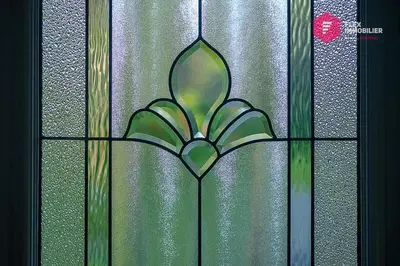 a stained glass window with a flower on it at L'Ermite - Rustique Écoresponsable Dans la nature in Notre-Dame-Des-Bois