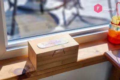 a wooden box sitting on top of a window sill at Le Pèlerin - Rustique Écoresponsable En nature in Notre-Dame-Des-Bois