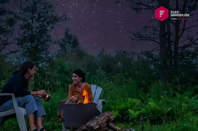 two people sitting in chairs under a starry sky at Le Pèlerin - Rustique Écoresponsable En nature in Notre-Dame-Des-Bois