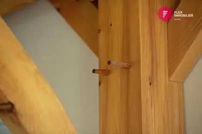 a wooden door with a tag on it in a room at Le Pèlerin - Rustique Écoresponsable En nature in Notre-Dame-Des-Bois