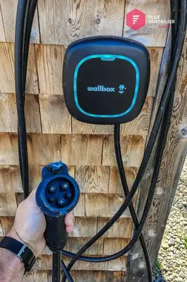 a person holding a cord hooked up to a wallowa at Le Pèlerin - Rustique Écoresponsable En nature in Notre-Dame-Des-Bois