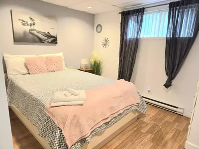 a bedroom with a bed with two towels on it at Petit Elgin, quai Bord de l'eau, foyer, SPA in Stratford