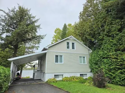 a large white house with a garage at Petit Elgin, quai Bord de l'eau, foyer, SPA in Stratford