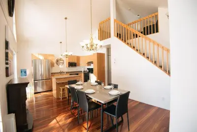 a kitchen and dining room with a table and chairs at Petit Elgin, quai Bord de l'eau, foyer, SPA in Stratford
