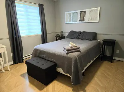 a bedroom with a bed with two towels on it at Petit Elgin, quai Bord de l'eau, foyer, SPA in Stratford