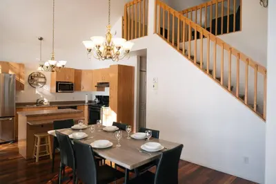 a dining room and kitchen with a table and chairs at Petit Elgin, quai Bord de l'eau, foyer, SPA in Stratford