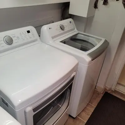 a white washer and dryer in a room at Chambre vu à couper le souffle in Montréal