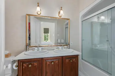a bathroom with two sinks and a large mirror at Manoir Sweetsburg in Cowansville