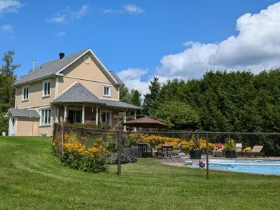 a house with a yard with a swimming pool at Maison aux Mésanges in Waterloo