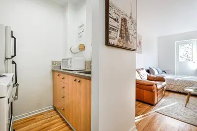 a kitchen with a sink and a microwave in a room at Lumière et Propreté à McGill parking gratuit in Montréal