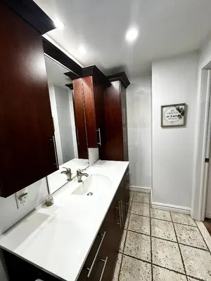 a bathroom with two sinks and a large mirror at Appartement en étage in Mascouche