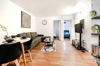 a living room with a couch and a table at Charmant appartement de 2 chambres à Griffintown in Montréal