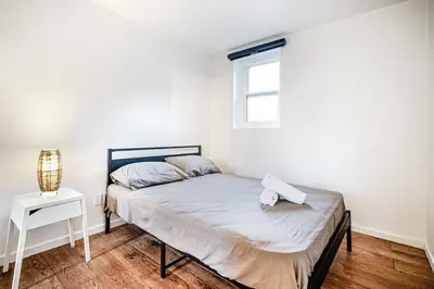 a small bedroom with a bed and a window at Charmant appartement de 2 chambres à Griffintown in Montréal