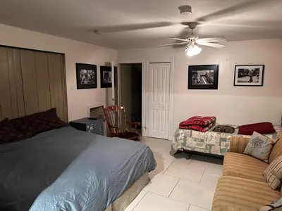a bedroom with a bed and a couch at Le Globe Trotteur in Trois-Rivières
