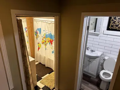 a bathroom with a toilet and a sink at Le Globe Trotteur in Trois-Rivières