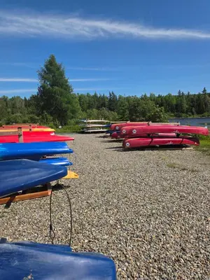 a row of kayaks lined up on a beach at Le POD du Mont ADSTOCK spa ski motoneige VTT plein air arcade in Adstock